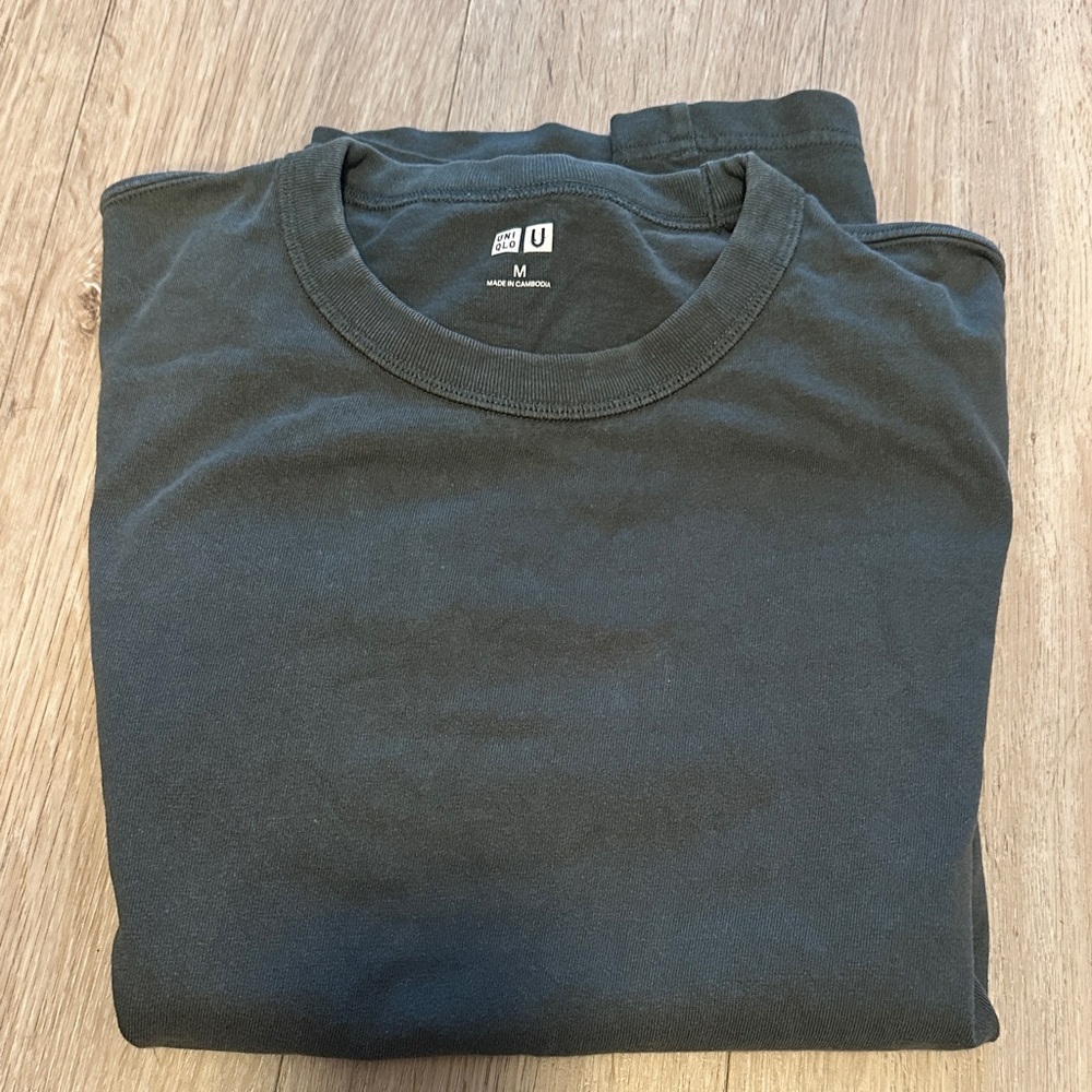 Uniqlo Men's Dark Gray Short Sleeve Tee